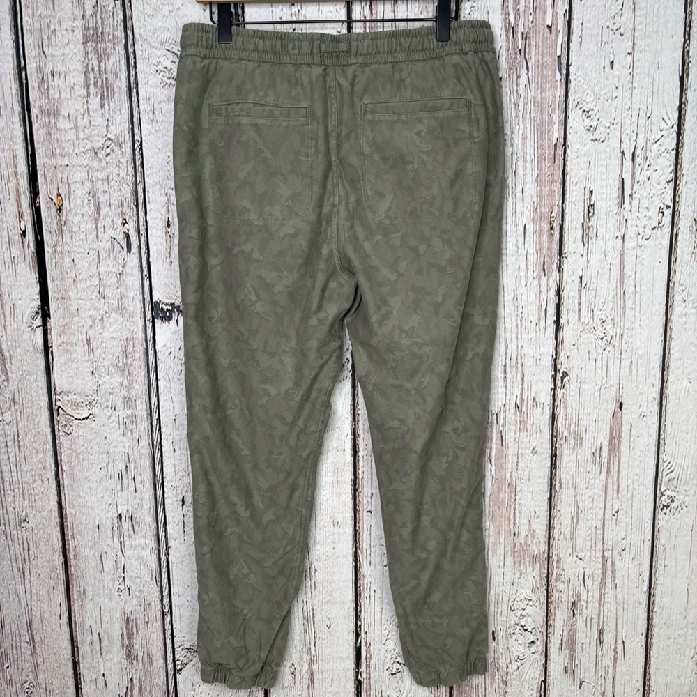 Athleta Printed Farallon Jogger Size 12 Olive Army Green Camo Print Pull On Pant - Picture 7 of 16